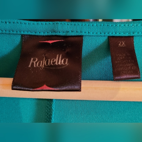 Sleeveless Blouse - Picture 2 of 6